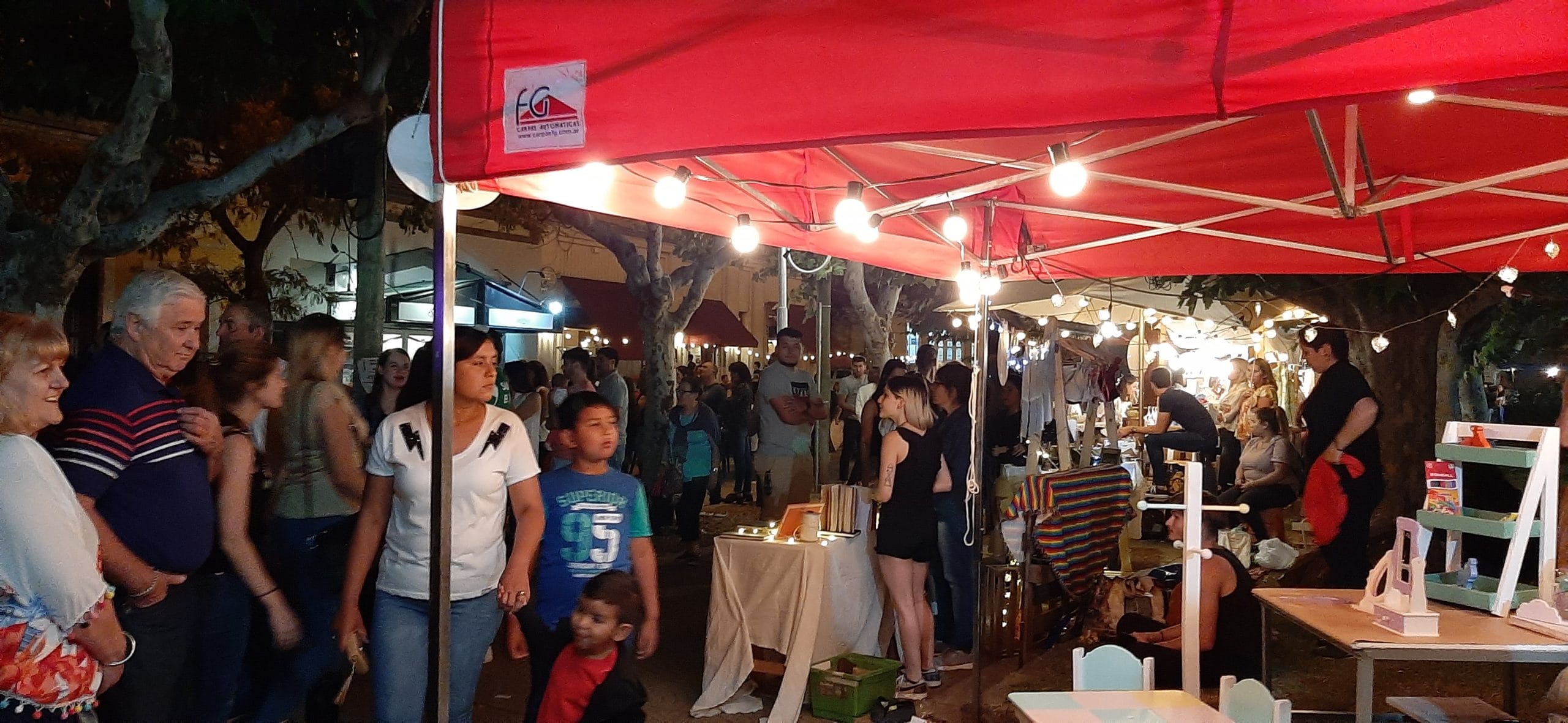 Emprendedores solidarios / Y la feria fue una fiesta