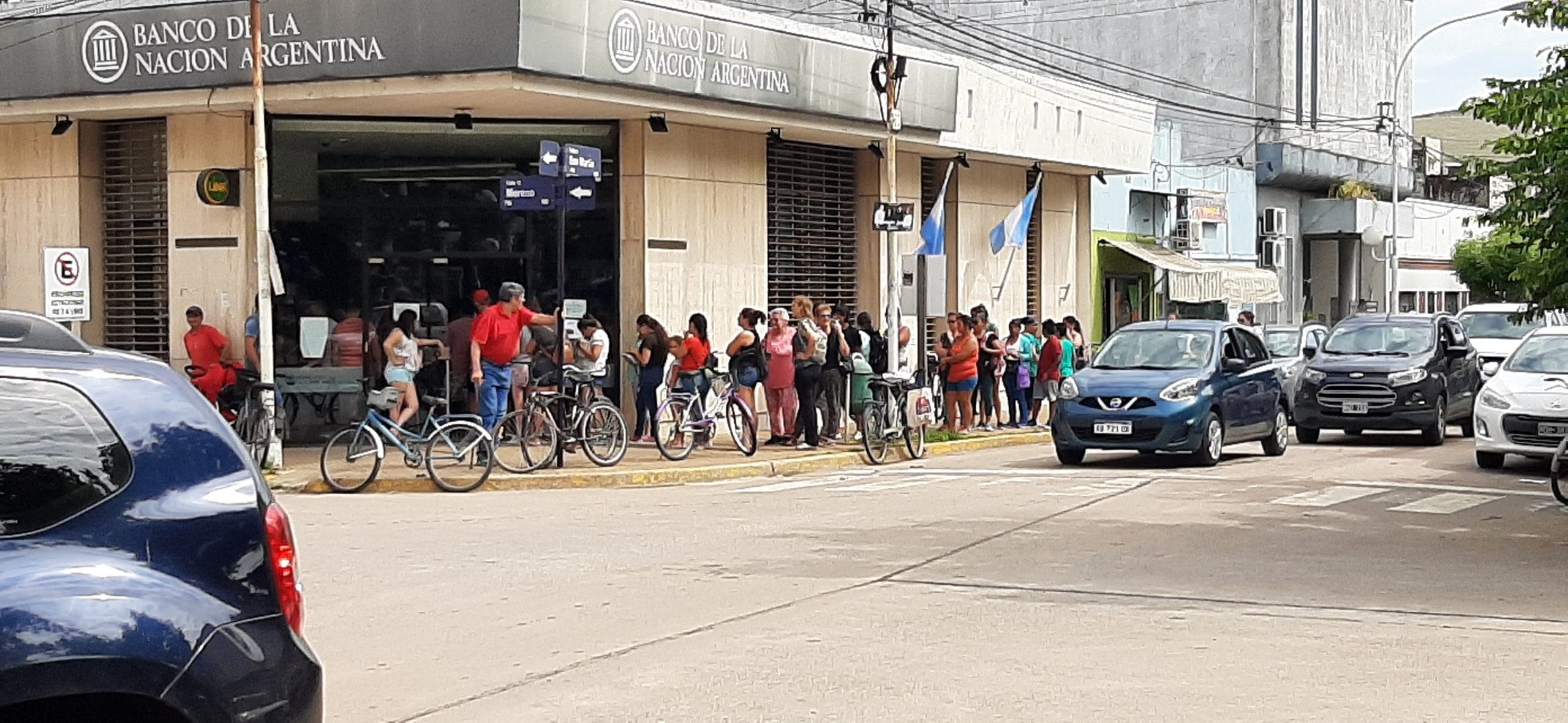 Largas colas para cobrar el bono