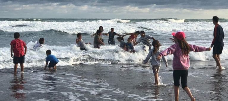 chicos en el mar