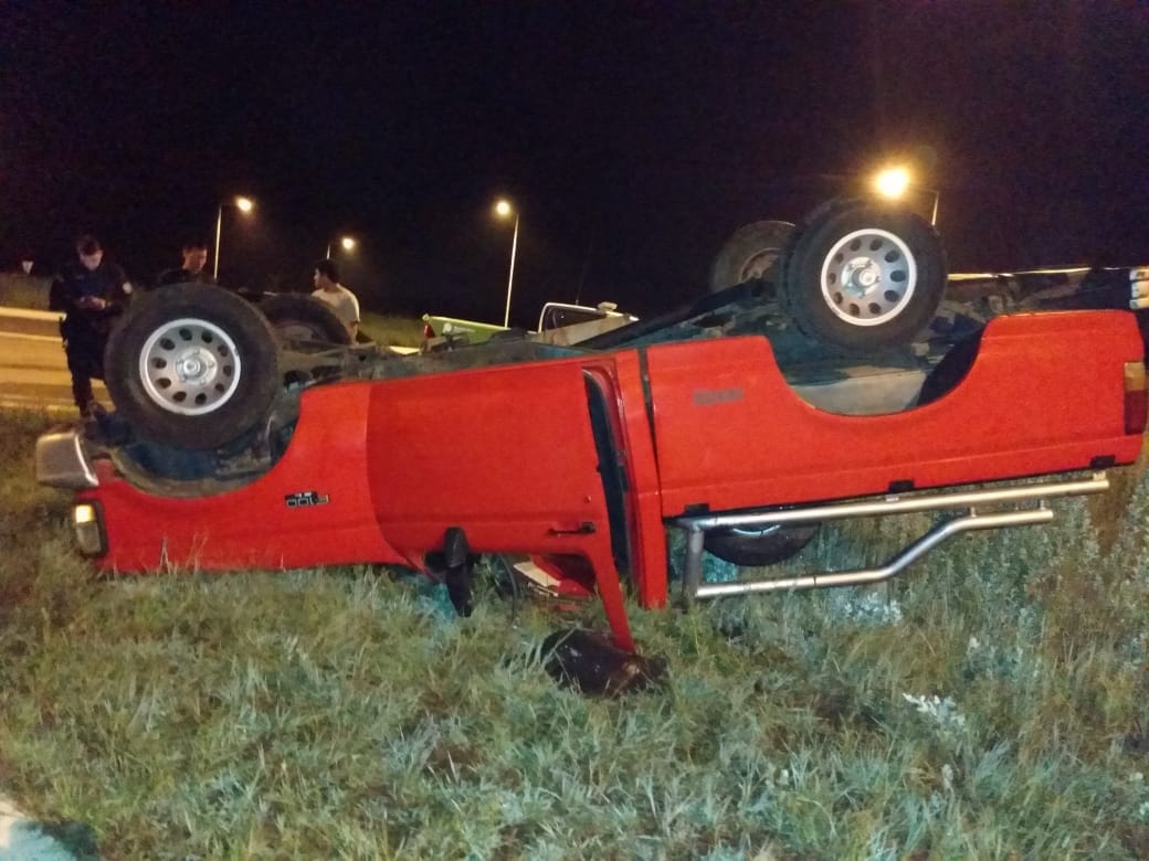Robaron una camioneta y volcaron en la entrada