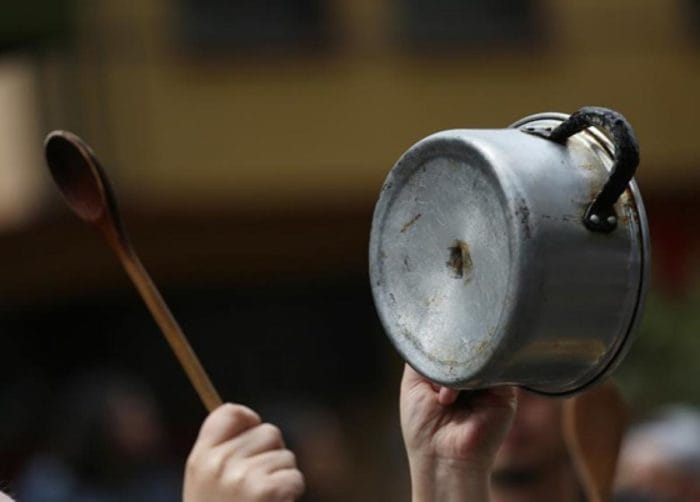 Opinión/ Caceroleros – Tirar la piedra y esconder la mano