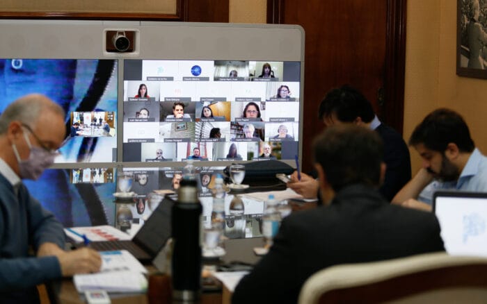 Kicillof se reunió con especialistas e intendentes para analizar la situación epidemiológica de la Provincia