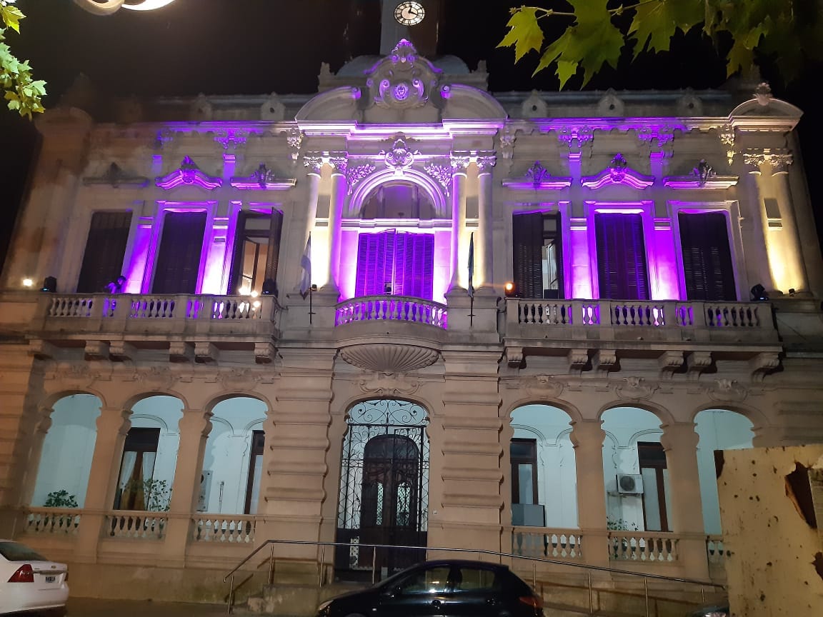 Sociedad / El palacio se vistió de violeta