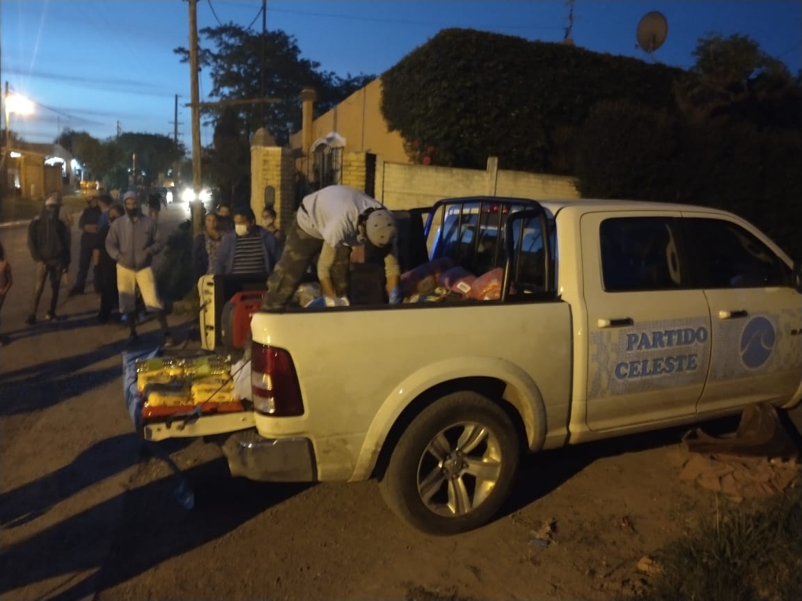 Repartían comida sin permiso y los echaron