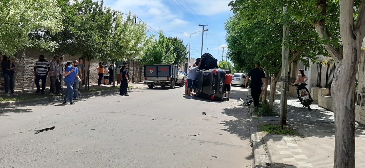 Policiales / Vuelca un vehículo en pleno centro