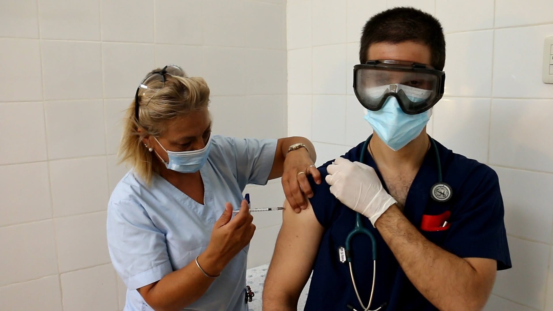 Menos de la mitad del personal de salud habria accedido a vacunarse