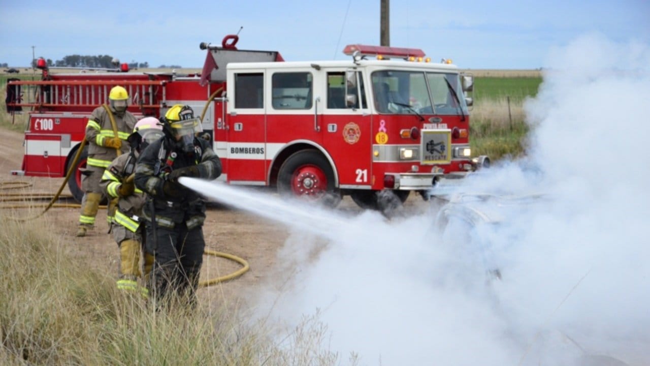 URGENTE / Los bomberos apagan incendio de un auto, pero había un cadaver adentro