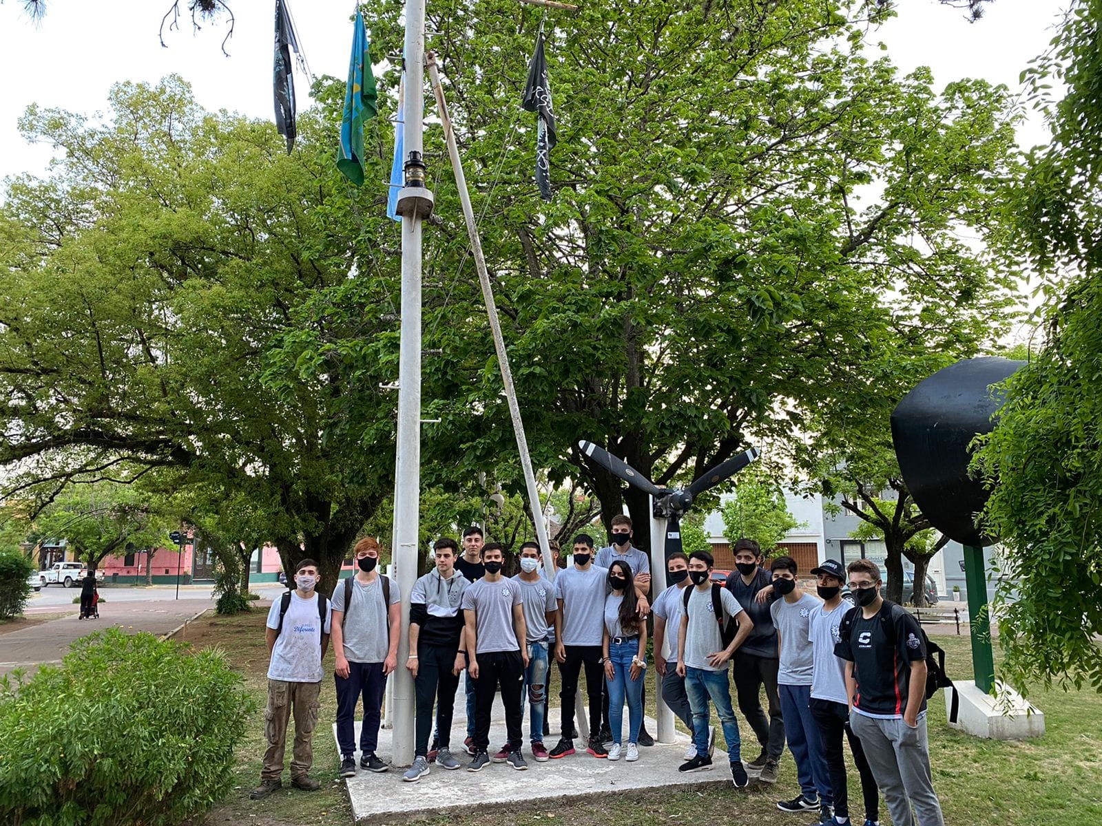 Alumnos de la técnica repararon el mástil de la Plaza Saravi