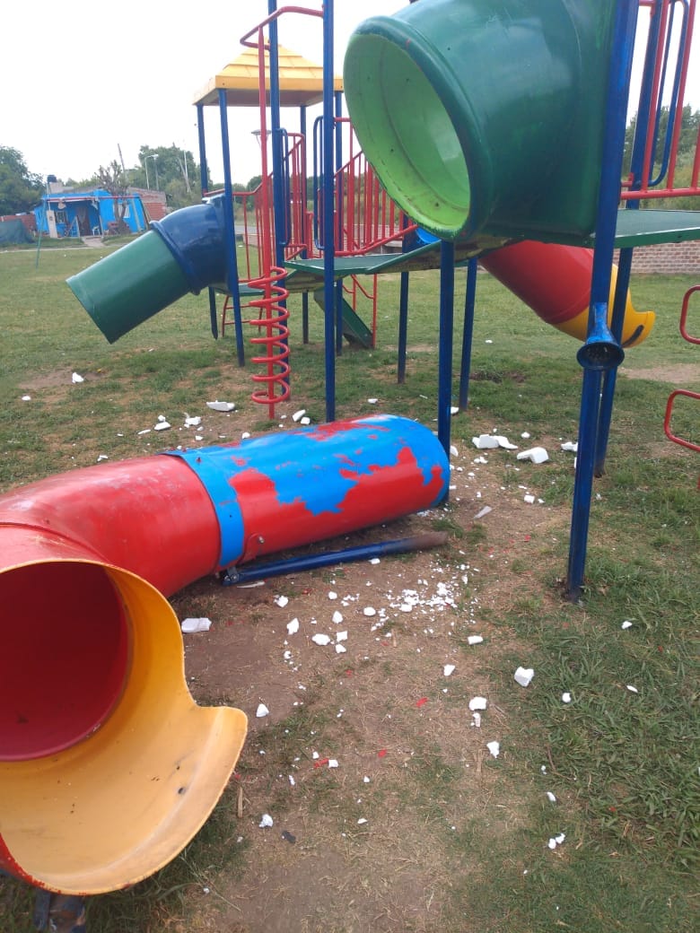 Otra vez el vandalismo en una plaza gilense