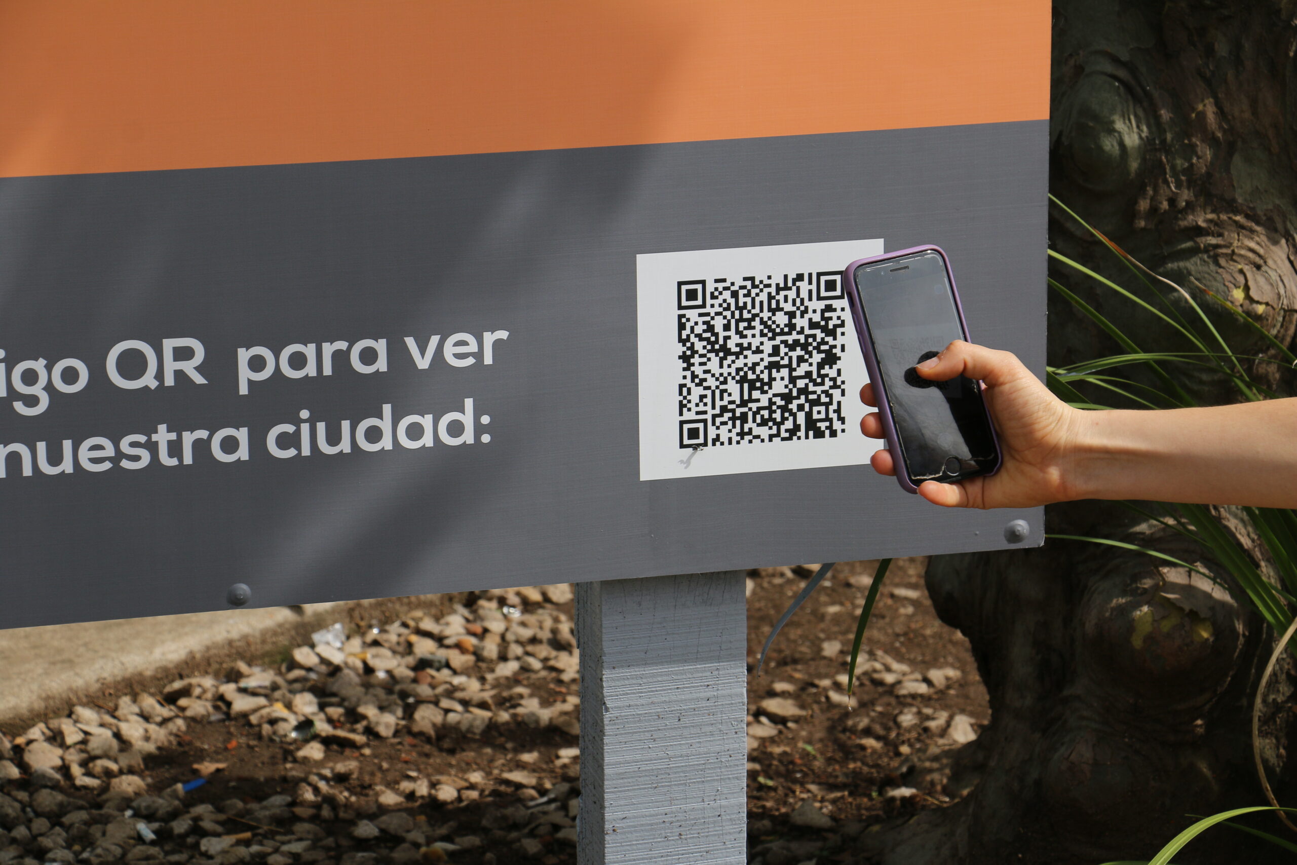 Instalan un cartel dedicado a la atención del turista