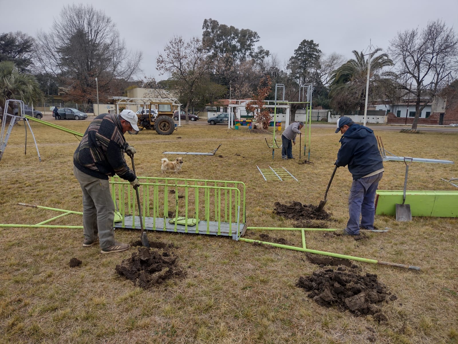Plantan arboles y mejoran juegos en Villa Ruiz