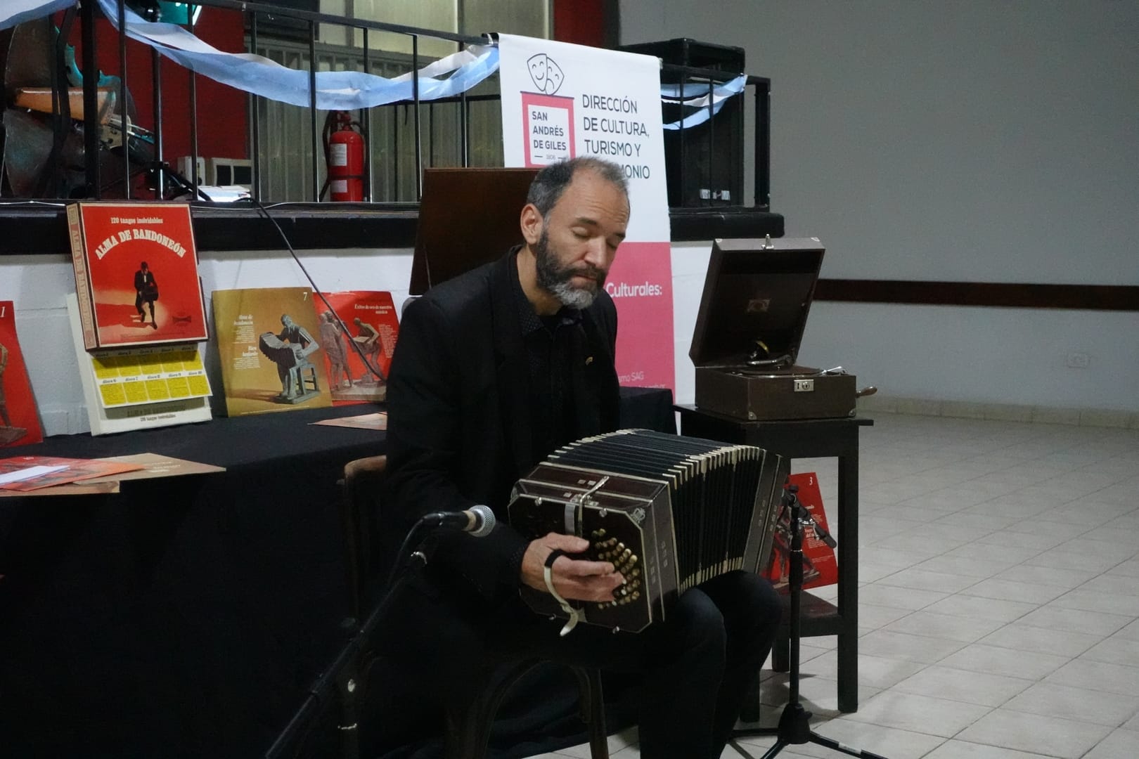 Noche de milonga en el club Colegiales
