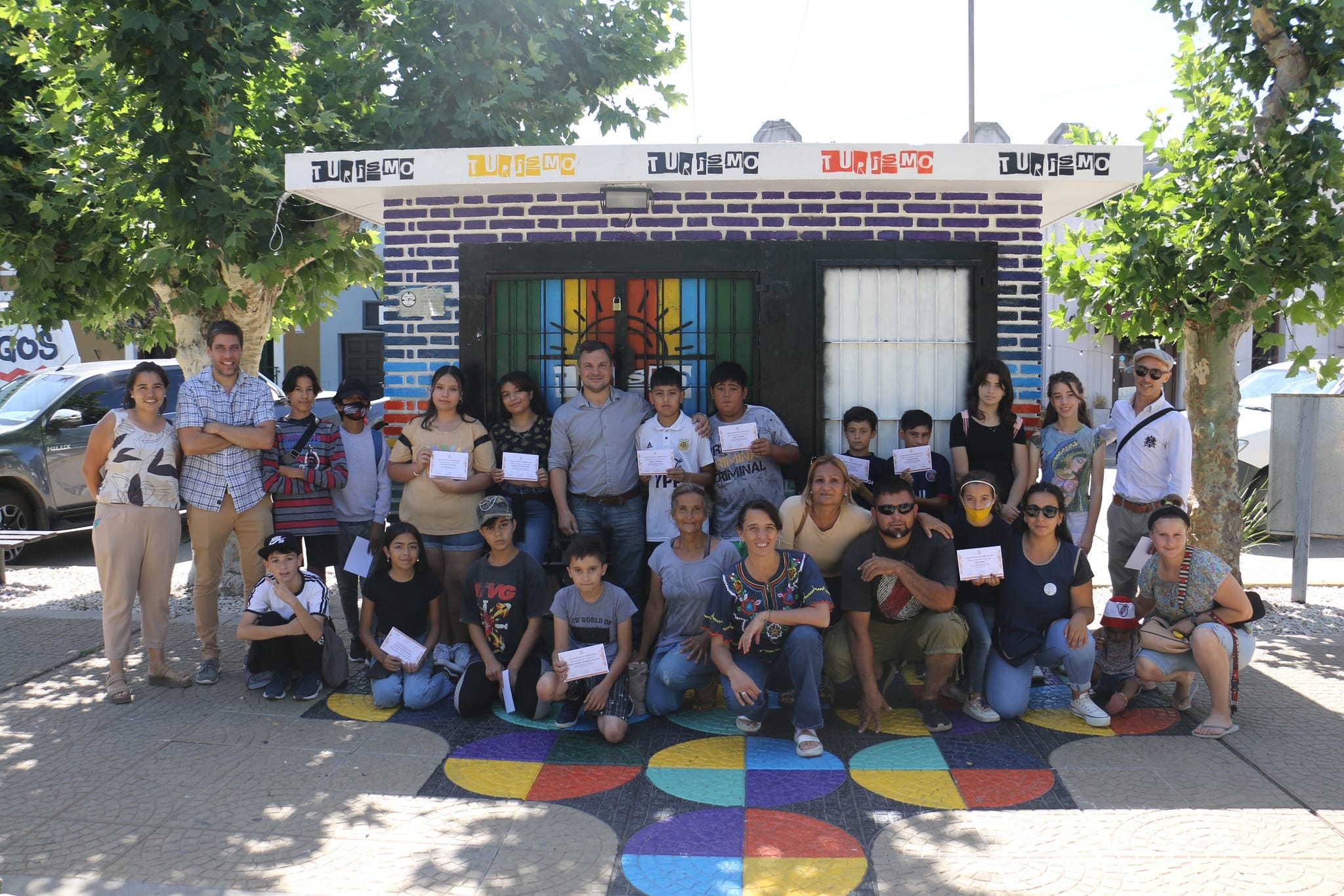 Reconocen a chicos que intervinieron la oficina de turismo