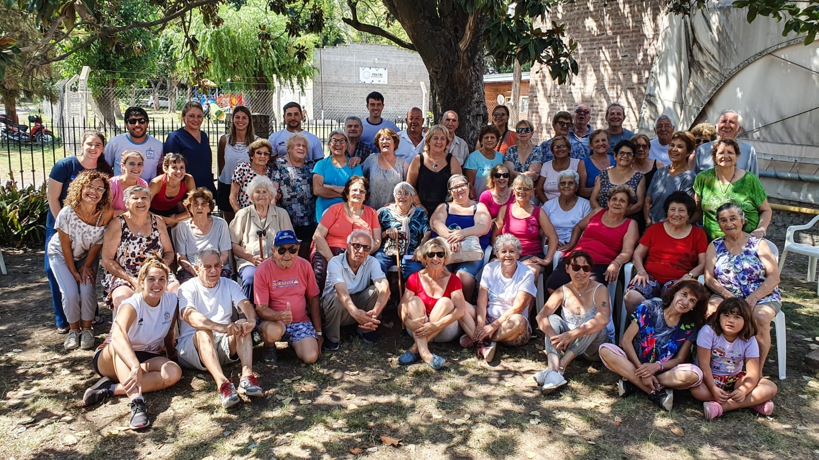 Taller de fotografía de Ojos de Campo en la colonia de adultos mayores