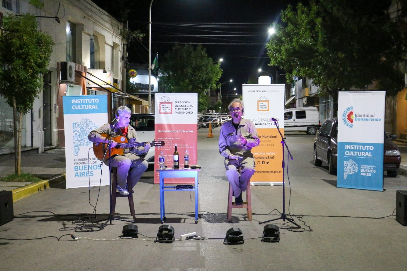 Danza y Humor frente al Centro de Cultura
