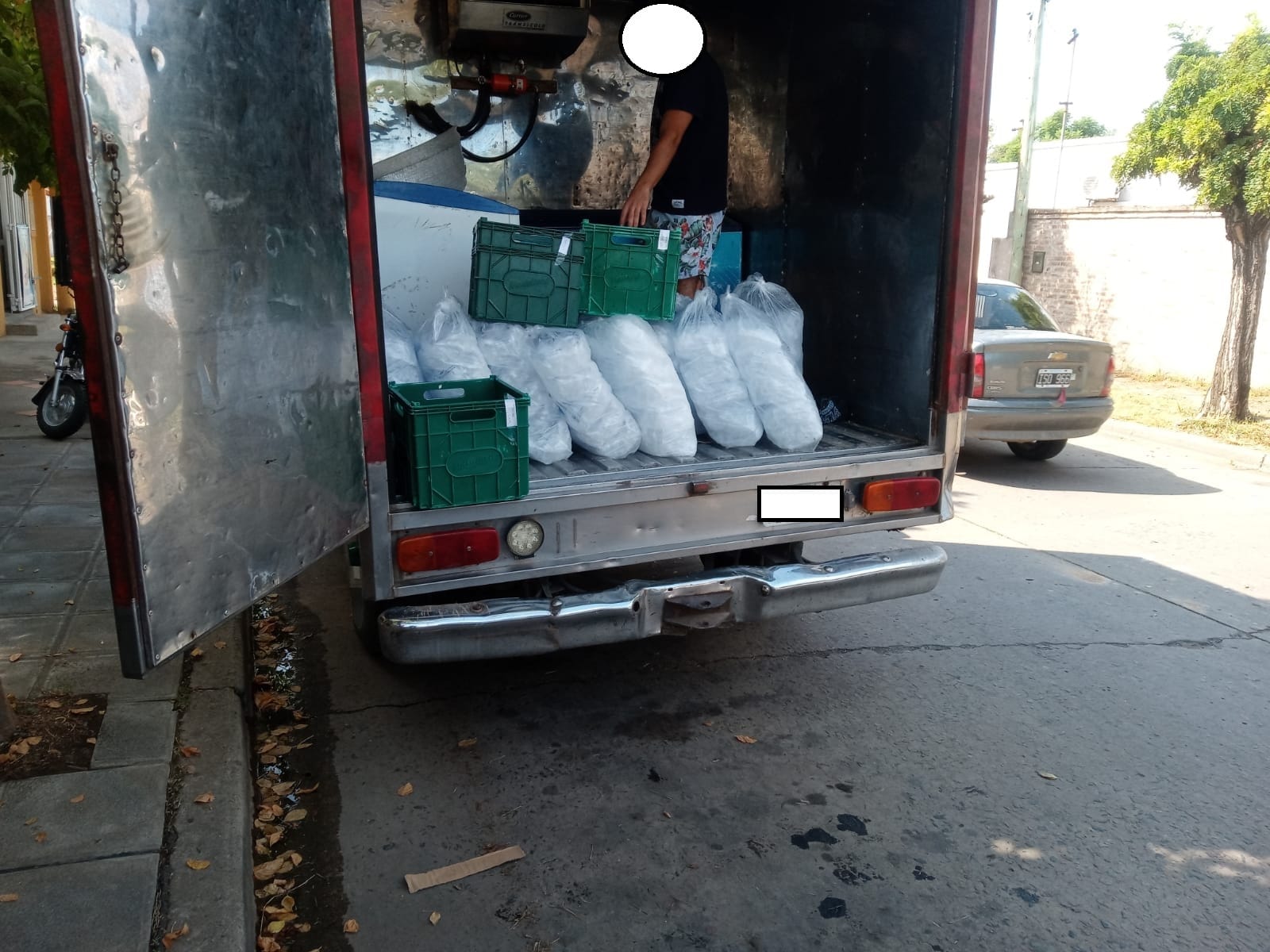Decomisan lácteos que viajaban en un vehículo sin refrigeración