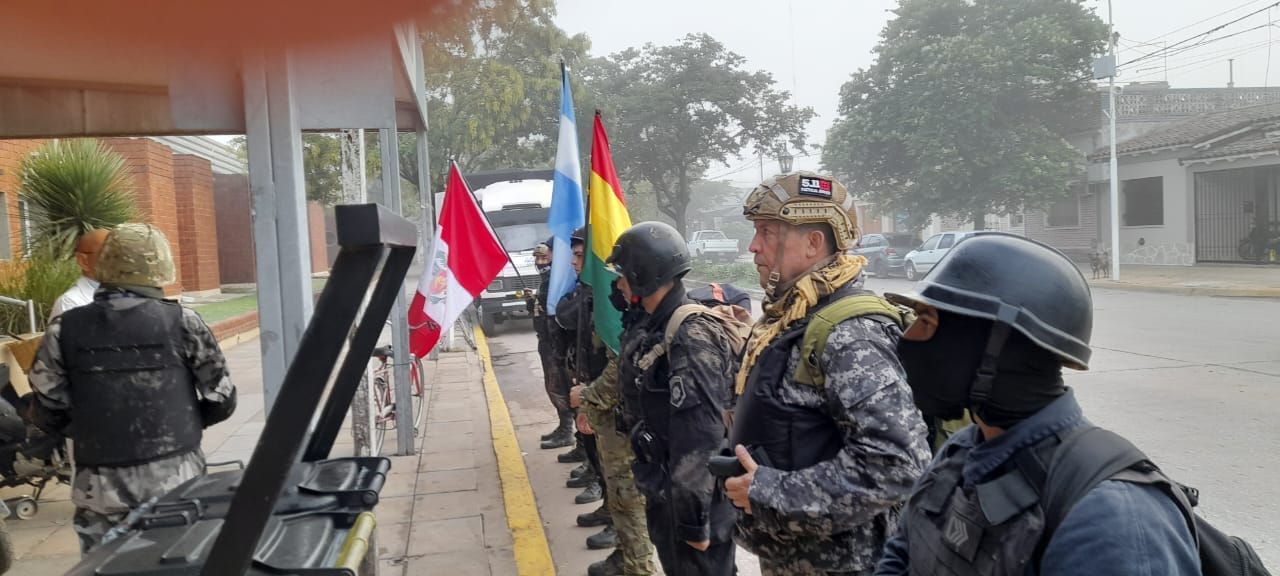 Uniformados en el hospital municipal, sorprendieron a los vecinos
