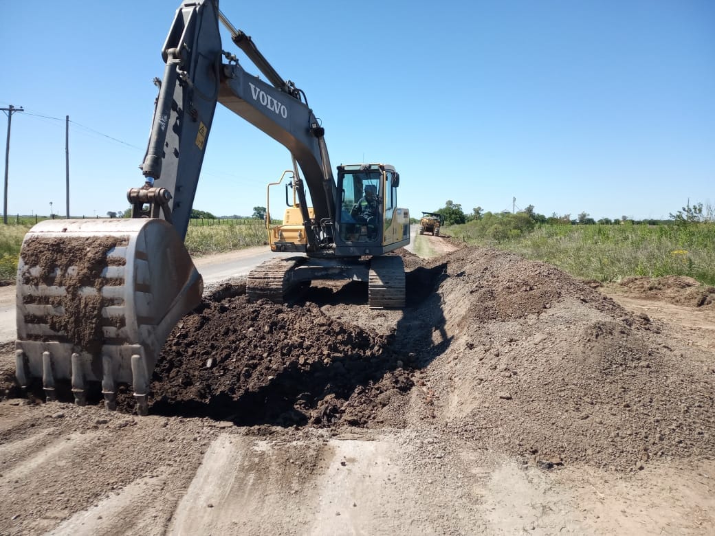 Avanza la obra de reparacion del camino a Azcuénaga