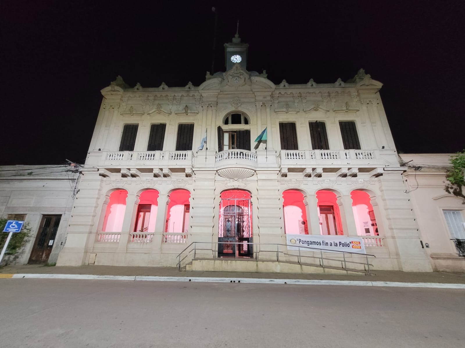 El palacio municipal se ilumino de rojo por una campaña