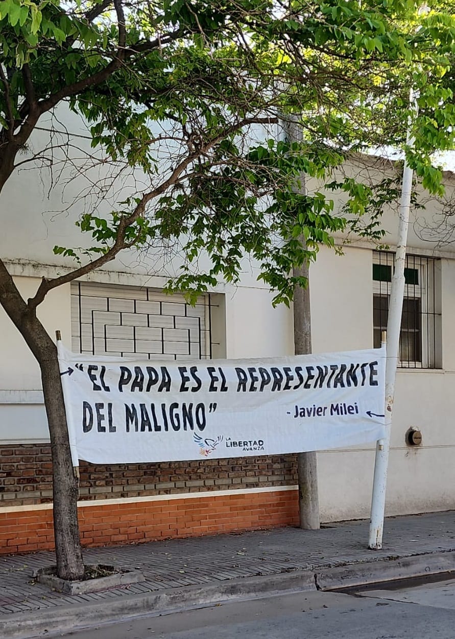 La ciudad amanece con carteles con frases de Milei