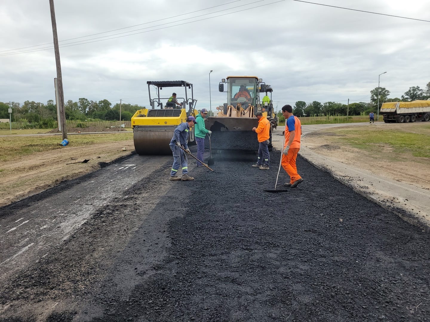Comenzaron a colocar asfalto en el bacheo del acceso Colón