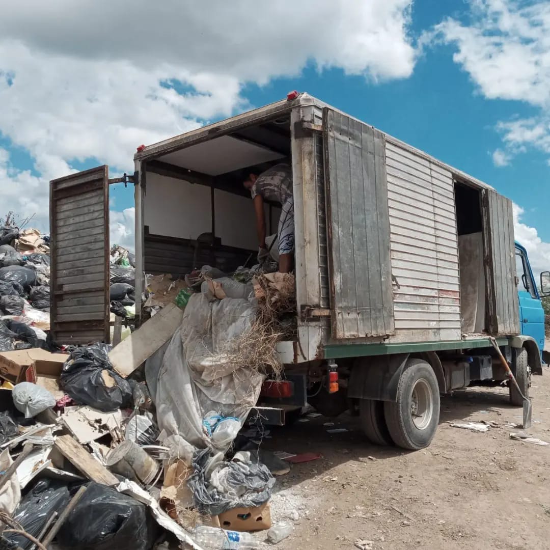Ante la falta de respuesta municipal salieron los vecinos a juntar basura