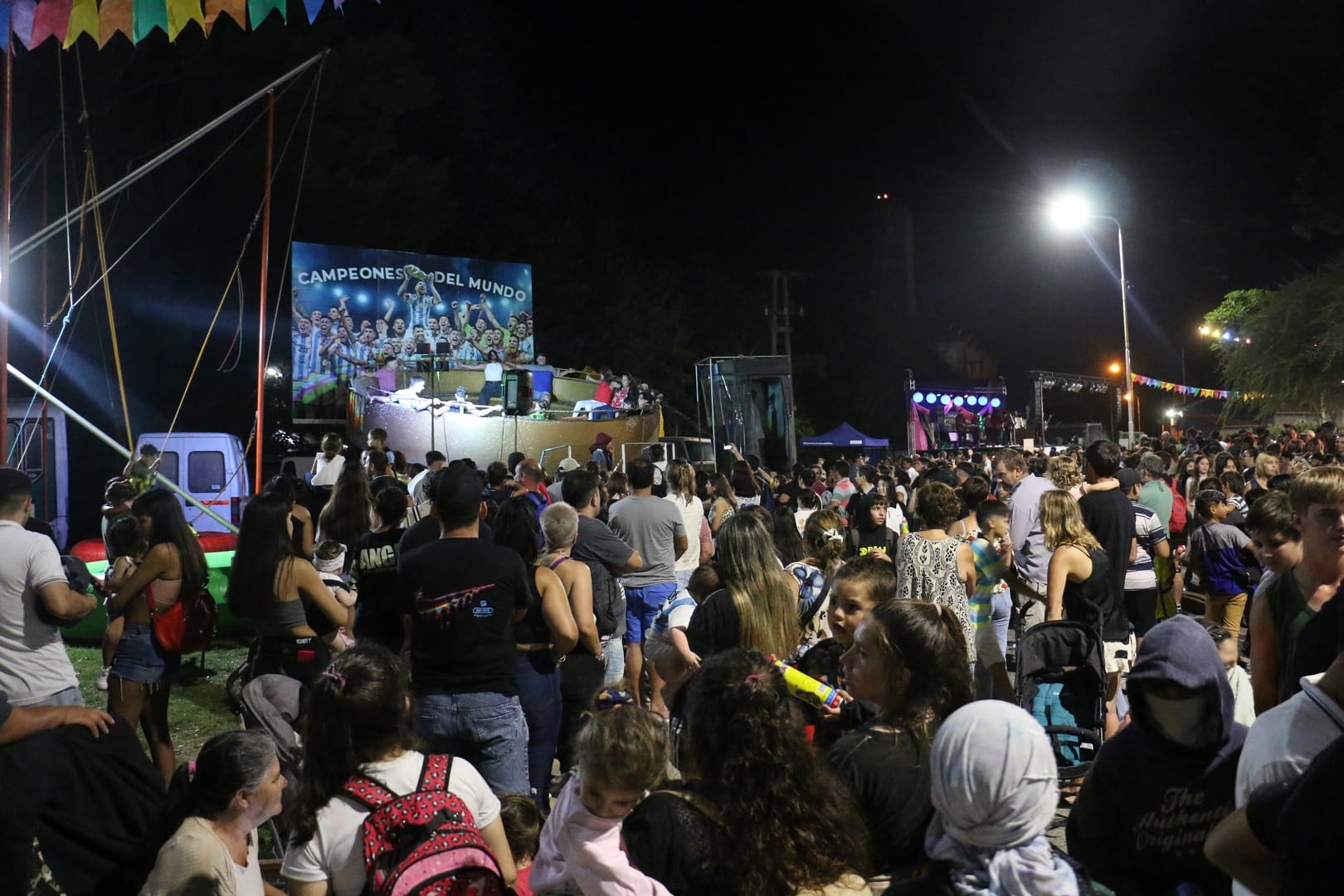 Una gran cantidad de vecinos participaron de los Corsos de mi Ciudad