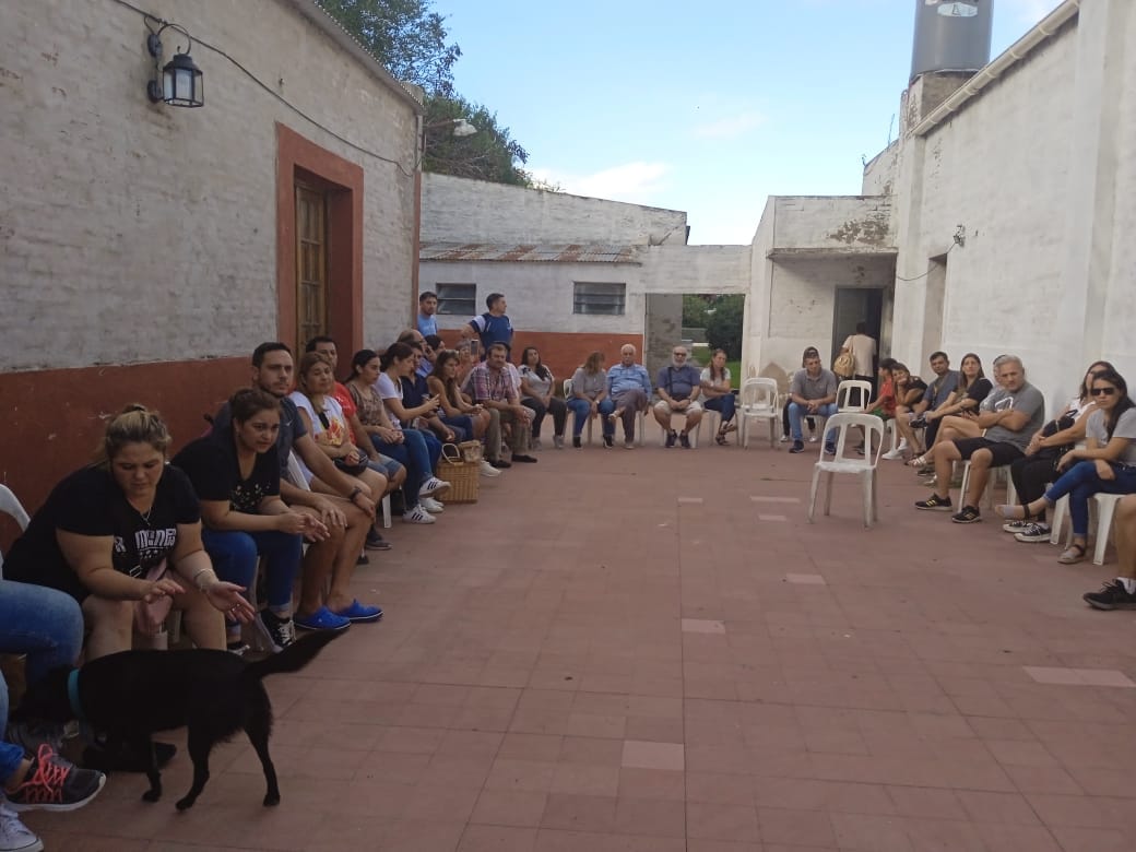 Azcuénaga / Vecinos indignados por el camino se reúnen, pero todo se torno político