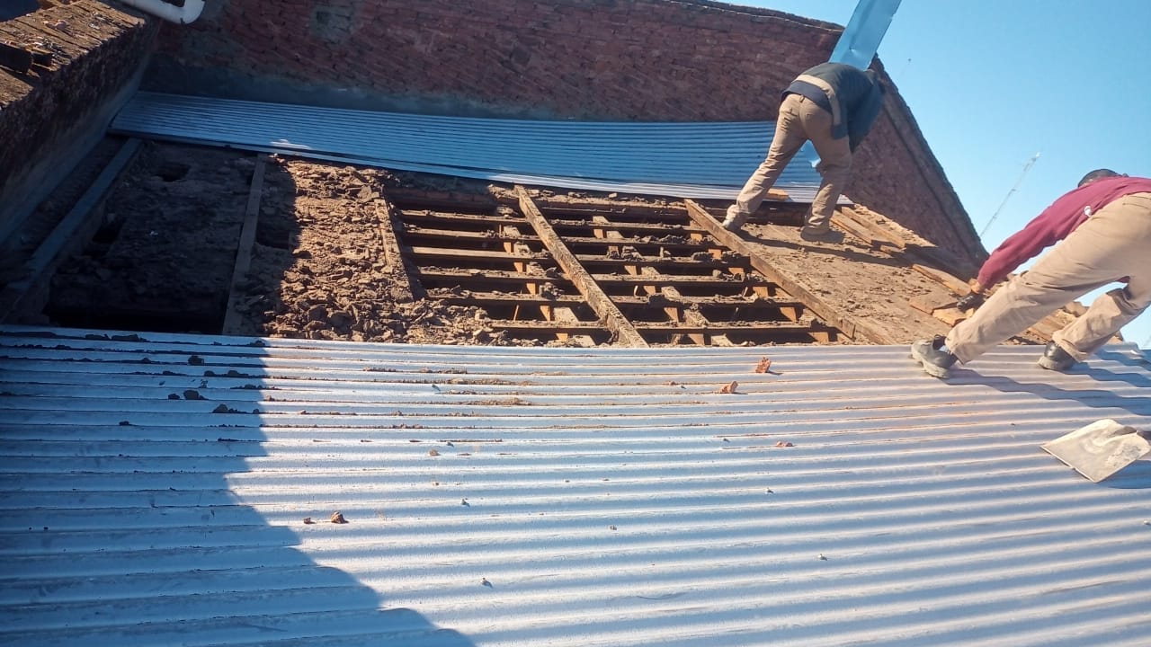 Comienzan a reparar el techo del Centro Municipal de Cultura
