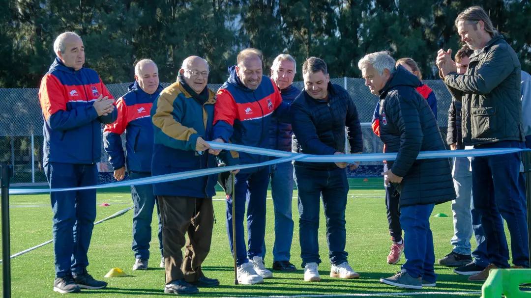 El Frontón inauguro su nueva cancha de hockey de césped sintético