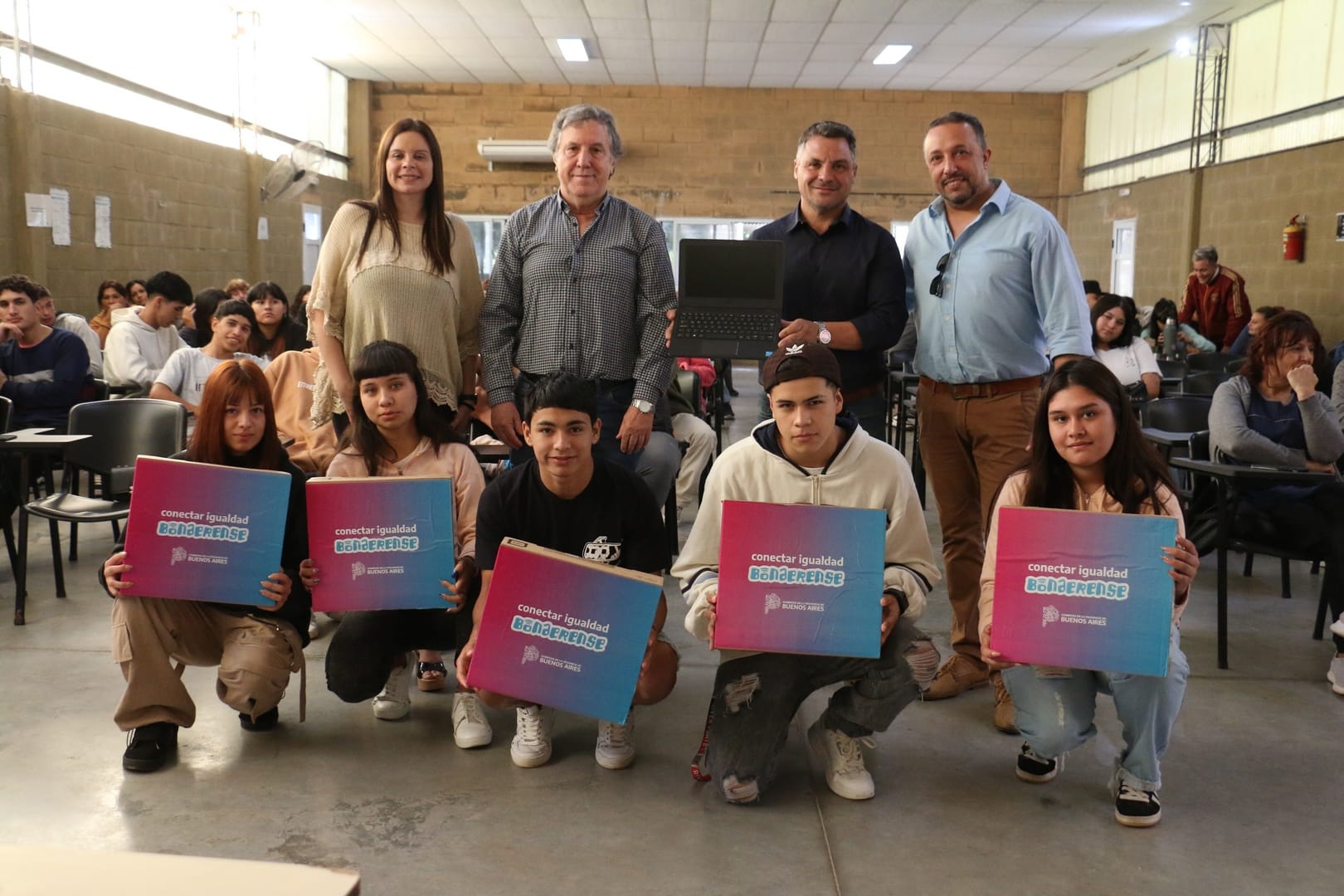 Se entregaron netbooks a egresados de escuelas