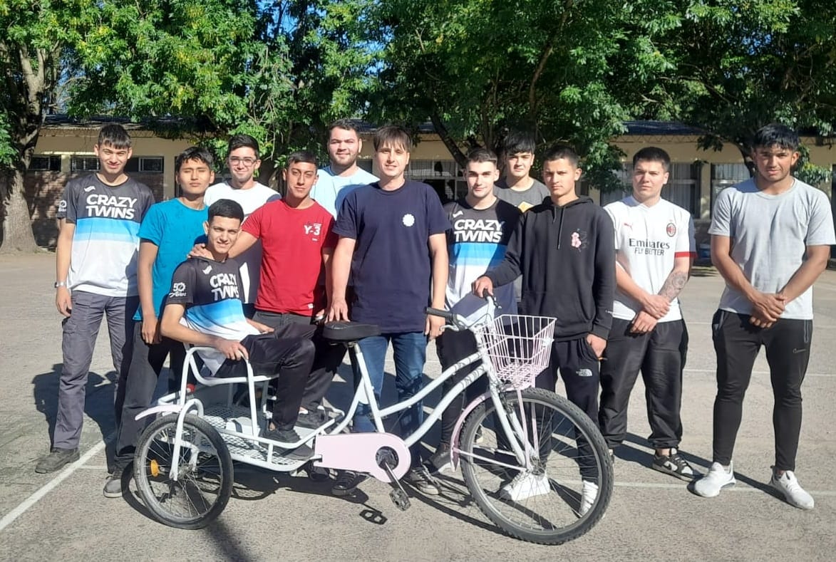 Sociedad / La Escuela de Educación Técnica y una bicicleta para Tania