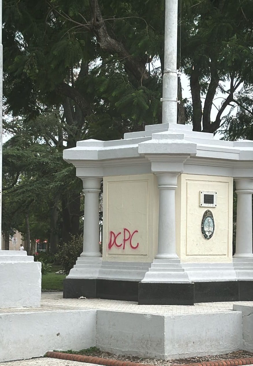 Policiales / Pintadas en monumentos de la ciudad