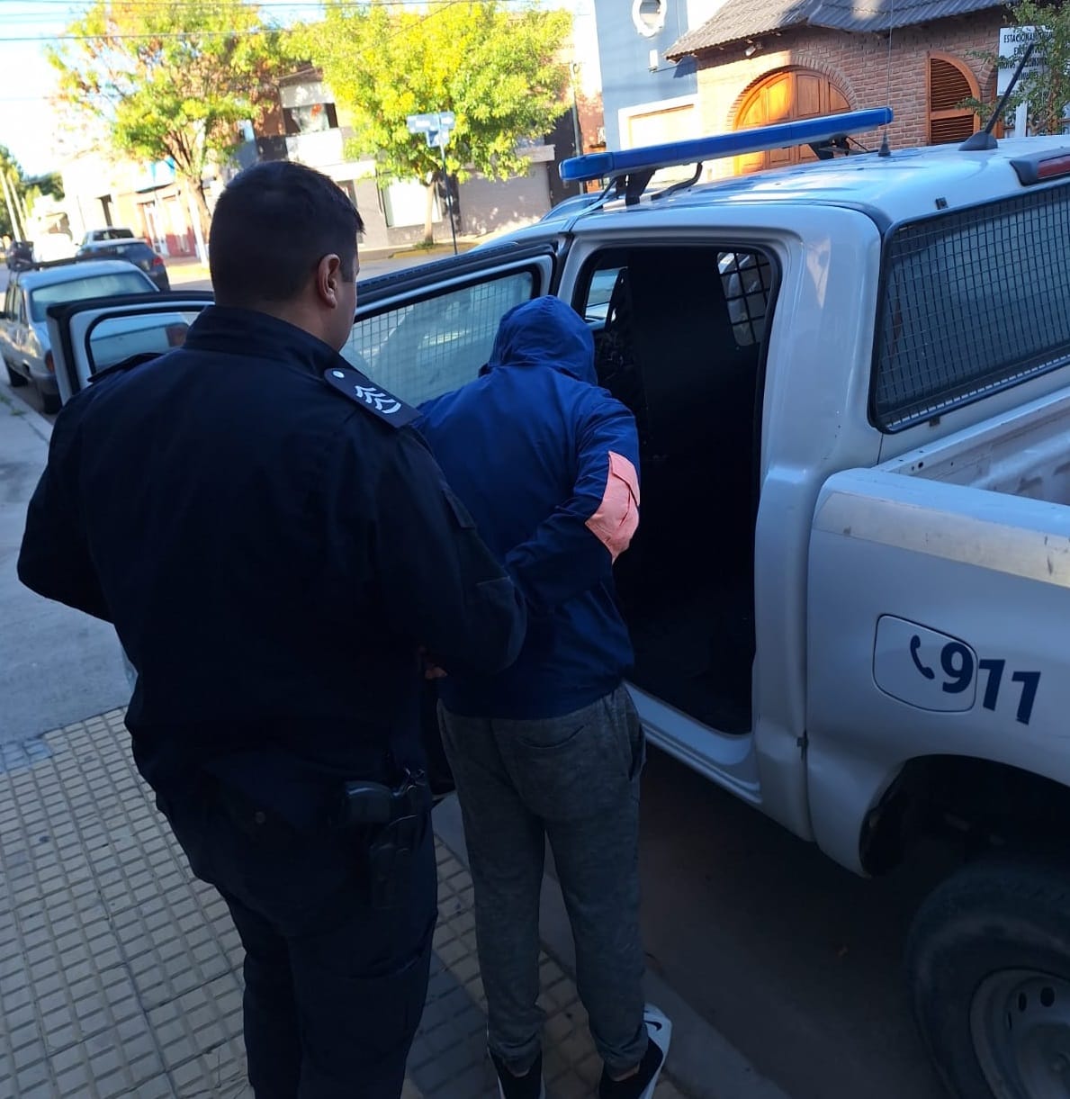 Policiales / Detienen a dos jovenes, por robo y por dañar el colectivo municipal