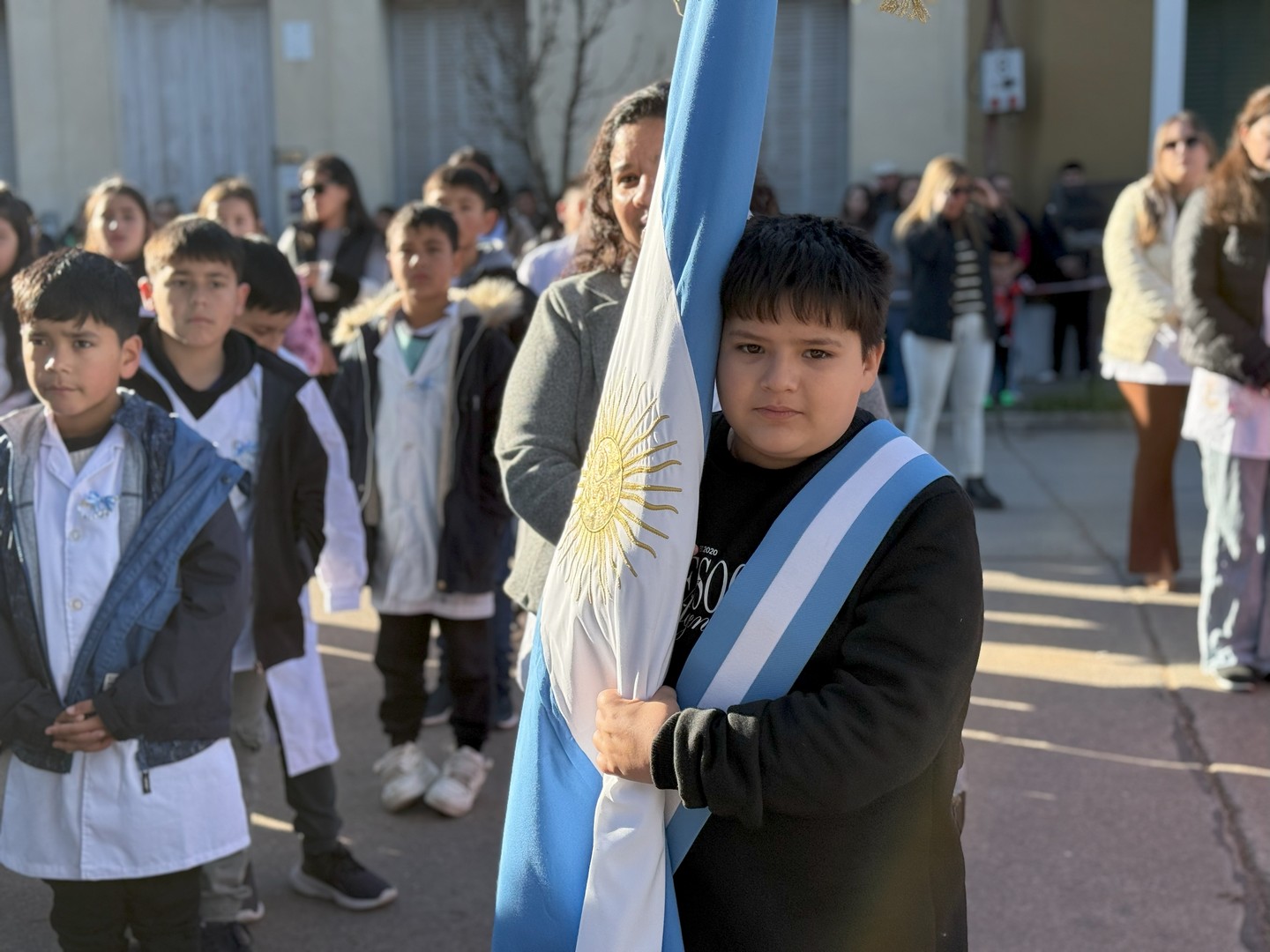 447 alumnos de escuelas gilenses, prometieron la bandera