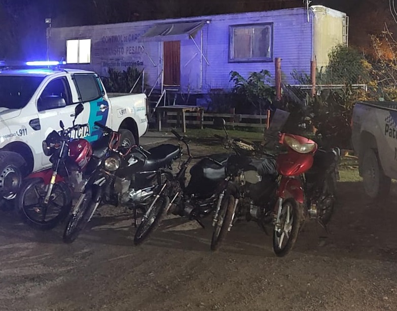 Hacian ruidos con sus motos y se las sacaron