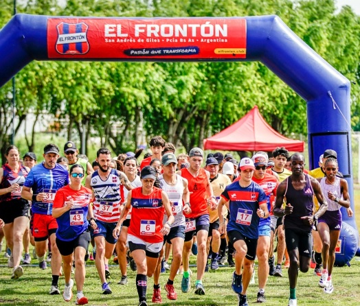 El Frontón homenajeo a una gloria del atletismo en una carrera con presencia internacional
