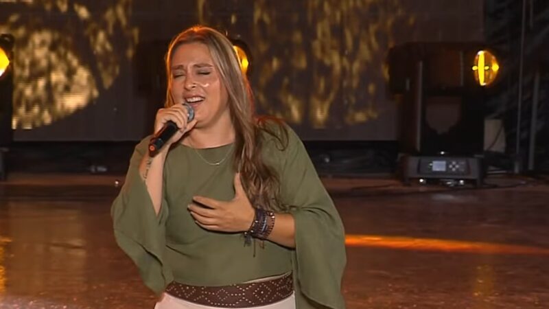 Claudia Lomeña piso por primera vez el escenario de Cosquín