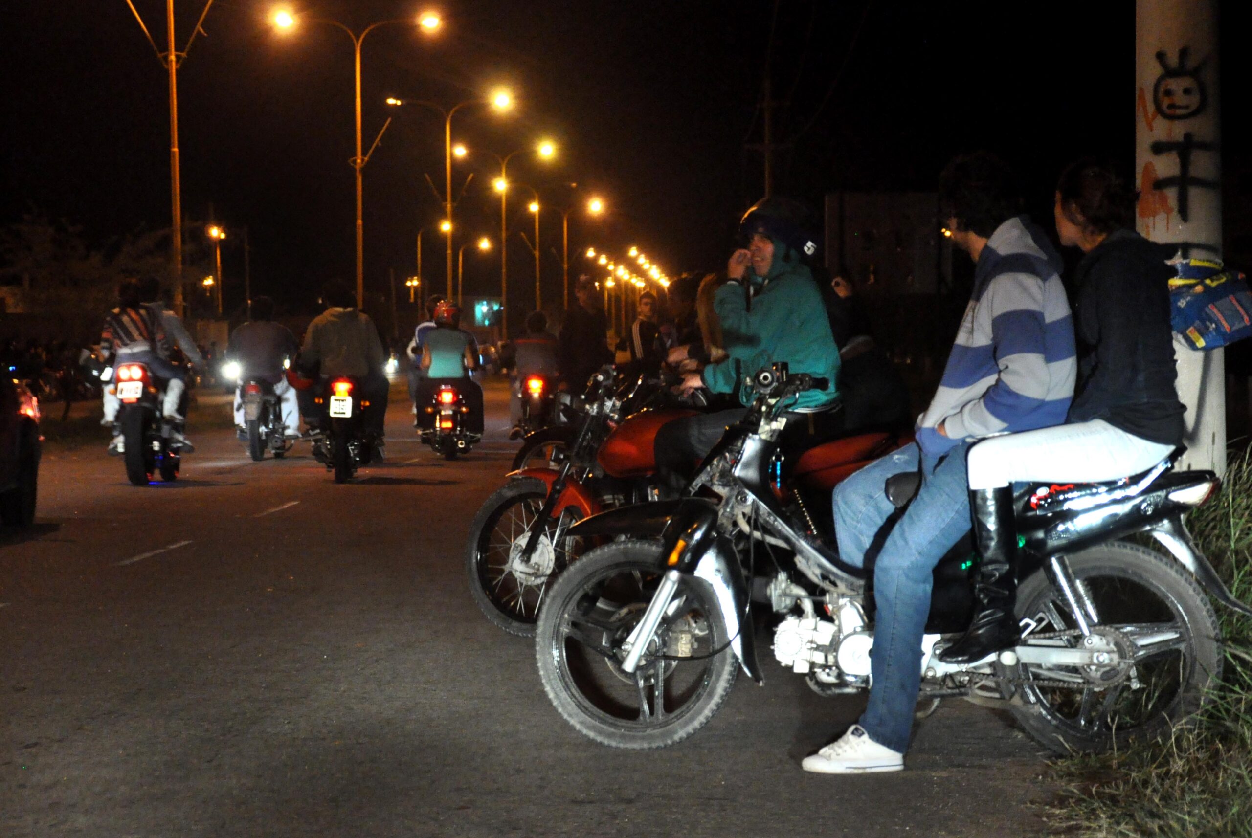 Noche de picadas en moto termina con un joven en terapia intensiva
