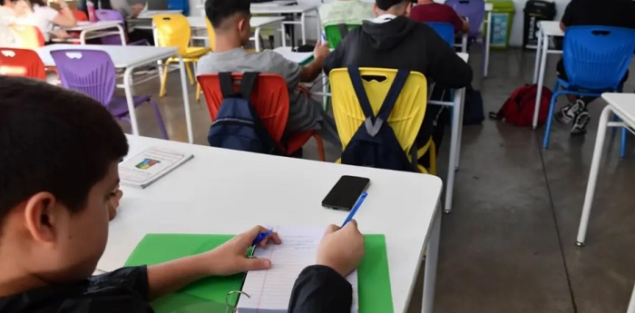 Prohibición de celulares en las aulas, sin aplicación en nuestra ciudad por el momento