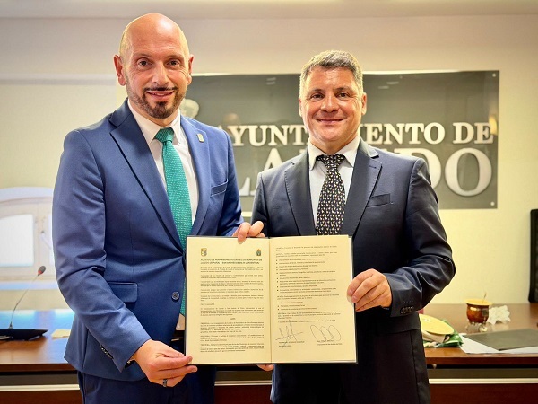 Gesualdi firma en España el hermanamiento de San Andrés de Giles y Laredo