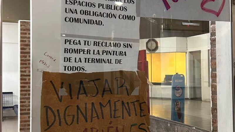 Pegatinas de Carteles por el mal servicio de la 276