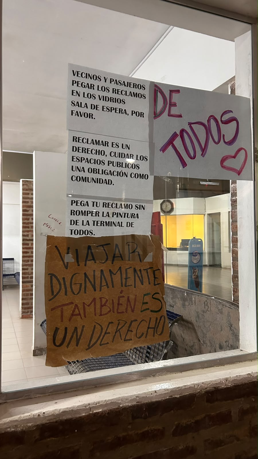 Pegatinas de Carteles por el mal servicio de la 276