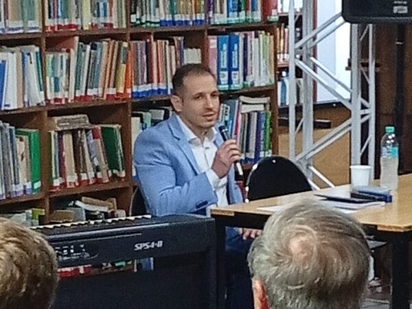 Sebastián Rocha presentó su libro «Despertar la mirada»